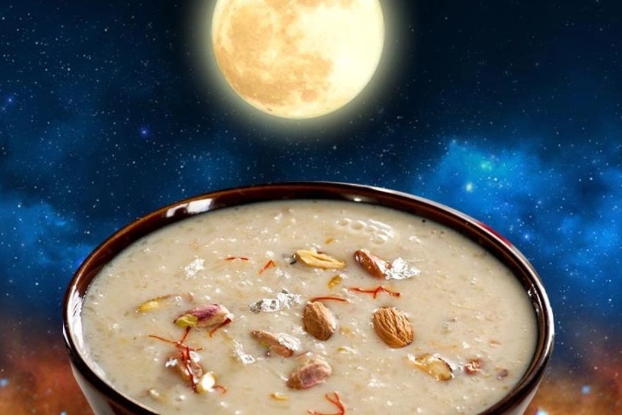 এই দিনে পায়েস তৈরি করে সারা রাত চাঁদের আলোয় রেখে পরের দিন প্রসাদ হিসেবে খেলে স্বাস্থ্য ভাল থাকে এবং সুখ-সমৃদ্ধি বৃদ্ধি পায়।