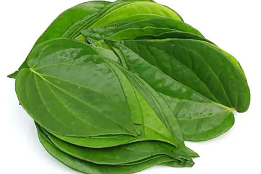 পুজোর সময় ৫টি পান পাতার উপরে একটি করে লবঙ্গ, এলাচ, সুপারি এবং মুদ্রা রাখুন।