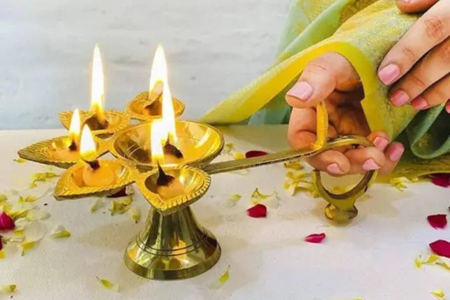 কোজাগরী পূর্ণিমার রাতে দেবী লক্ষ্মীর মূর্তি বা ছবির সামনে ৫টি ঘিয়ের প্রদীপ জ্বালান এবং পদ্মাসনে একটি পশমের আসনে বসুন। 