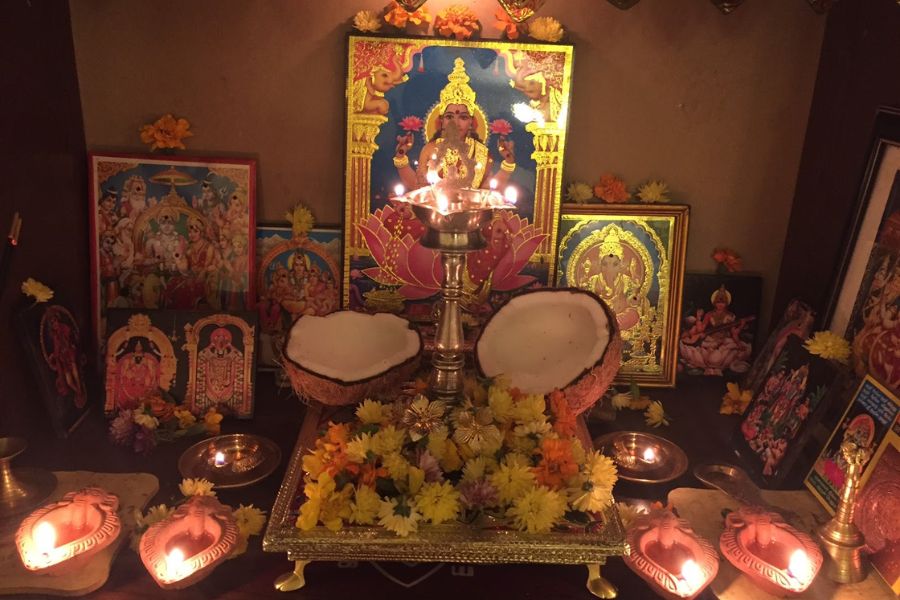 এর পরে দেবী লক্ষ্মীর ধ্যান করার সময়ে ‘ওম শ্রীম হ্রীম শ্রীম কমলে কমলালায়ে প্রসিদ প্রসিদ শ্রীম হ্রীম শ্রীম ওম মহালক্ষ্মী নমঃ’ মন্ত্রটি ১১ বার জপ করুন। এতে আপনার জীবনে ভাল কিছু ঘটবে। 