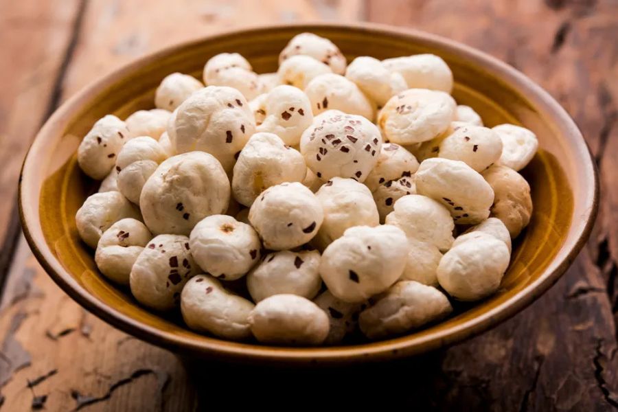 শাস্ত্র অনুসারে, দেবী লক্ষ্মী মাখানা খুব পছন্দ করেন। কারণ এটি জল থেকে উদ্ভূত, বিশুদ্ধ এবং সাদা। 