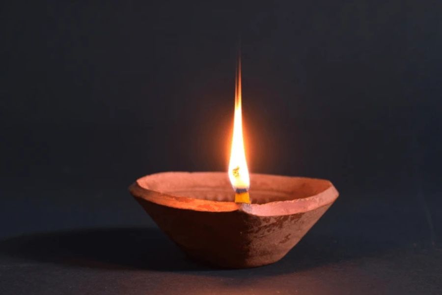 পূর্ণিমার সন্ধ্যায় পুজোর জন্য ময়দা মাখুন এবং ৫,৭ অথবা ১১টি প্রদীপ তৈরি করুন। সমস্ত প্রদীপে ঘি দিন এবং প্রতিটিতে একটি করে লবঙ্গ রাখুন। 