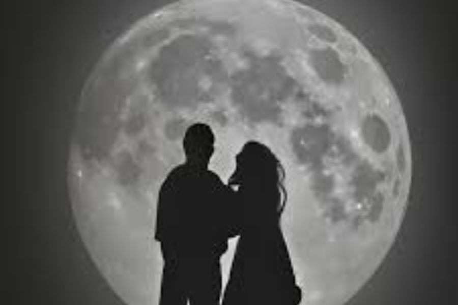 প্রাচীন প্রথা অনুসারে, পূর্ণিমার রাতে স্বামী-স্ত্রী একত্রে চাঁদের আলোয় থাকলে দম্পতির মধ্যে প্রেম এবং সাহচর্য বৃদ্ধি পায়। জীবনে প্রেমের রোমাঞ্চ অটুট থাকে। এই প্রতিবেদনটি ‘আনন্দ উৎসব’ ফিচারের একটি অংশ।