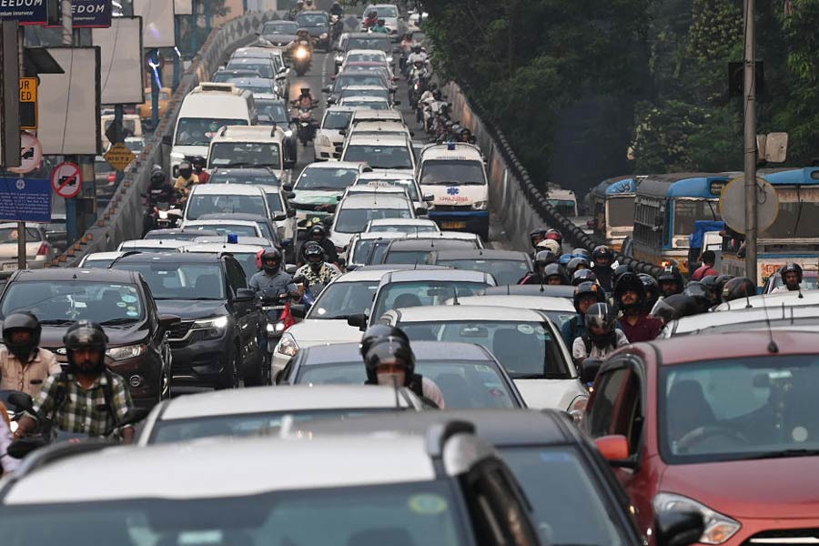 People faced huge traffic jam due to Durga Puja Carnival and Protest Carnival in Kolkata