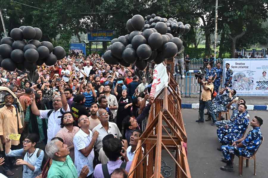 বিদ্রোহ আজ: দ্রোহ কার্নিভাল থেকে আজ জি কর-কাণ্ডের প্রতিবাদে উড়ল কালো বেলুন। ব্যারিকেডের অন্য পার থেকে সেই ছবি তুলতে ব্যস্ত পুলিশকর্মীরাও। মঙ্গলবার, রানি রাসমণি অ্যাভিনিউয়ে।