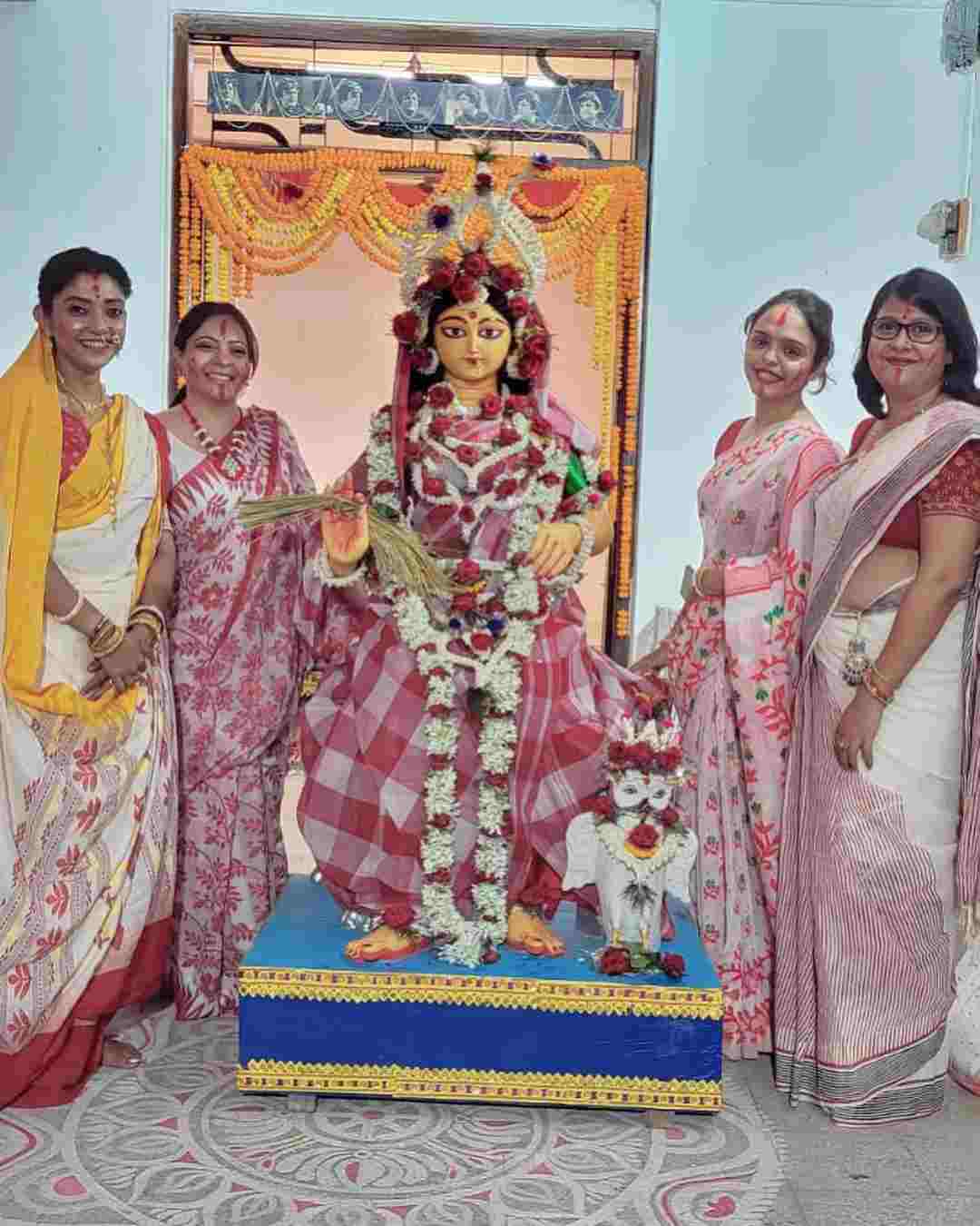 বাড়ির লক্ষ্মীর সঙ্গে চট্টোপাধ্যায় বাড়ির নতুন প্রজন্ম।