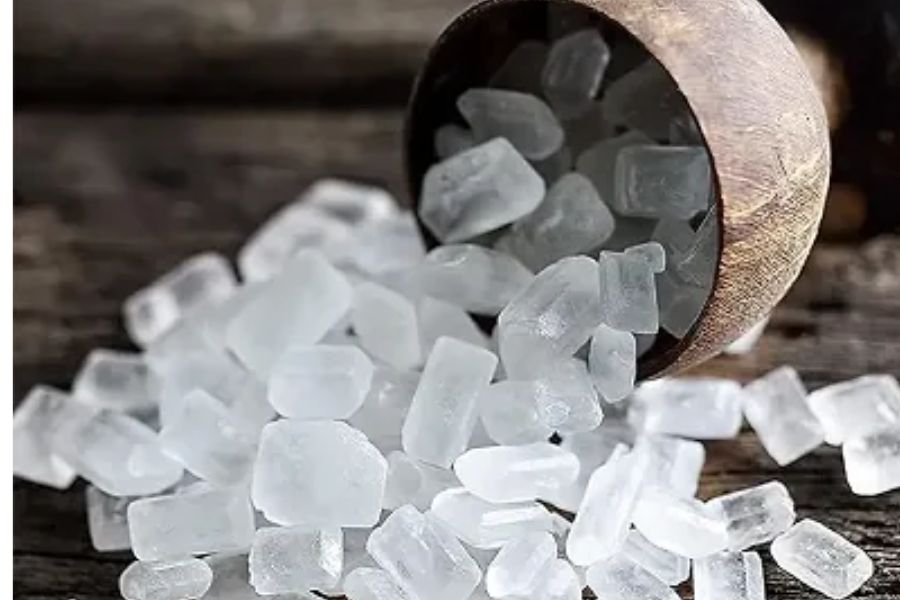 মিছরি: পুরোহিতদের মতে, সাদা রঙের মিছরিও অতি প্রিয় লক্ষ্মী দেবীর। তাঁকে তুষ্ট করে তাঁর আশীর্বাদ লাভ করতে লক্ষ্মী পুজোয় মিছরি নিবেদন করতেই হবে। বলা হয়ে থাকে মিছরি ও বাতাসা ছাড়া মা লক্ষ্মীর পুজো সম্পূর্ণ হয় না।