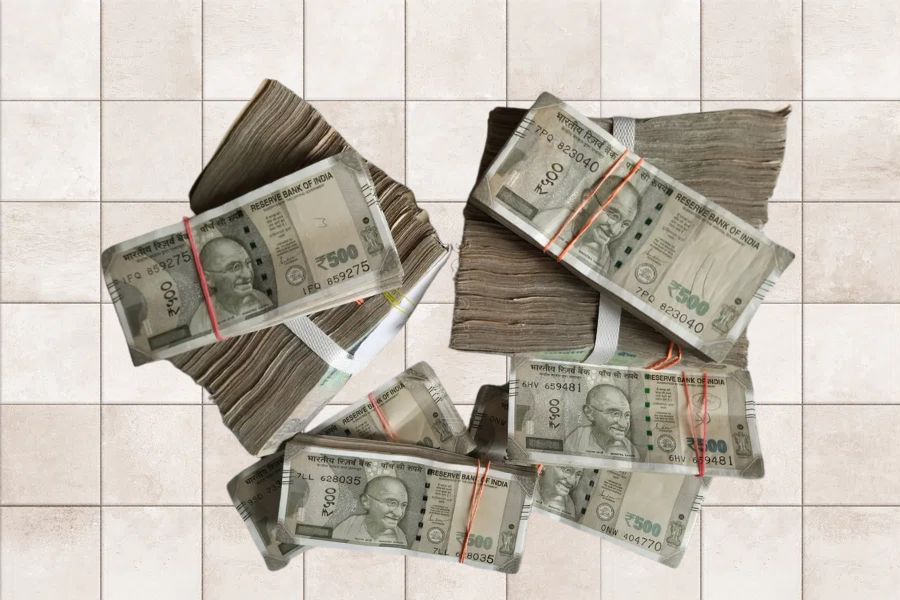 যদি হাত থেকে বারবার মাটিতে টাকা পড়ে যায়, তবে এটি অশুভ লক্ষণ হিসেবে মনে করা হয়। এই ঘটনা ঘটলে তখনই টাকা তুলে কপালে ছুঁইয়ে নিয়ে মা লক্ষ্মীর কাছে ক্ষমা প্রার্থনা করুন ও এই টাকা জায়গা মত রেখে দিন। হাত থেকে টাকা পড়ে যাওয়া আর্থিক সংকটের ইঙ্গিত দেয়।