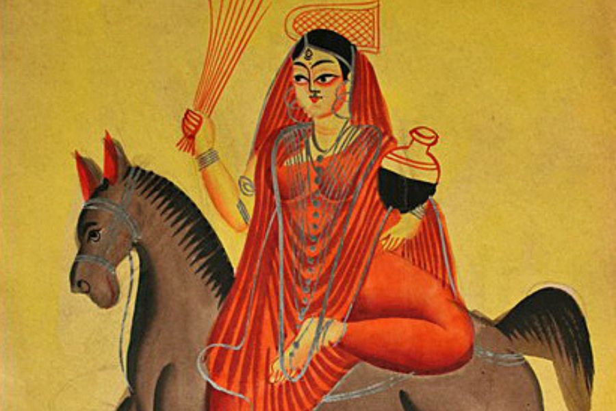 তিনি কৃষ্ণবর্ণা এবং হাতে ঝাঁটা নিয়ে থাকেন। তিনি রক্তমালা, রক্তকমল, লোহার অলঙ্কার পরে থাকেন। এবং তাঁর বাহন হল গাধা।