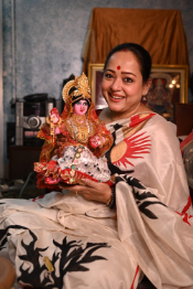 আরজি কর-কাণ্ডকে ঘিরে ইতিমধ্যেই উত্তপ্ত শহরতলী। অপর প্রান্তে জীবনের বাজি নিয়েই মঞ্চ বেঁধে আমরণ অনশনে বসে আছেন জুনিয়র চিকিৎসকরা। যেখানে শহরের ‘লক্ষ্মী’রাই নিগৃহীত, এমন পরিস্থিতিতে জাঁকজমক করে দেবীর আরাধনায় মন নেই অপরাজিতা আঢ্যের। 