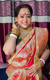 এই বছর অভিনেত্রীর বাড়িতে আমন্ত্রিত নন কেউই। তিনি জানান এই সময়ে একেবারেই মন ভালো নেই তাঁর। তাই বাড়িতে পুজো হবে কিন্তু তা আড়ম্বরহীনভাবে। 