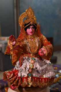 এক ঢাল খোলা চুল, পরনে জমকালো শাড়ি, অলঙ্কারে মোড়া দেবীর গাত্র। পরম যত্নেই প্রতিবার মাকে নিজের হাতে সাজিয়ে তোলেন অভিনেত্রী অপরাজিতা আঢ্য। তবে মায়ের সাজের ক্ষেত্রে আড়ম্বরে ভাটা না পড়লেও অভিনেত্রীর বাড়ির পুজো এই বছর জৌলুসহীন। 