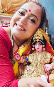 আনন্দবাজার অনলাইনকে অভিনেত্রী বলেন, ‘‘কোভিডের সময়েও খুব সামান্য আয়োজনে পুজো করেছিলাম। যে বছর আমার শ্বশুরমশাই মারা গেলেন সে বারও পুজো হয়েছিল বাহুল্যহীন ভাবে। এ বারও তাই করব। কাউকে নিমন্ত্রণ করব না। শুধু পরিবারের ক’জন থাকবেন।’’ 