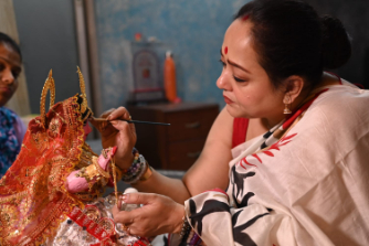 পুজোর সময়ে দেবীকে অর্পণ করা হবে এই ভোগ। পুজো আড়ম্বরহীন হলেও তাতে ত্রুটি রাখতে নারাজ অপরাজিতা আঢ্য। এই প্রতিবেদনটি ‘আনন্দ উৎসব’ ফিচারের একটি অংশ।