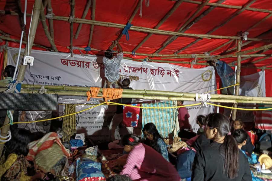 ধর্মতলায় ডাক্তারদের অনশনমঞ্চে ত্রিপল ফুটো হয়ে জল পড়ছে। বুধবার বিকেলে।