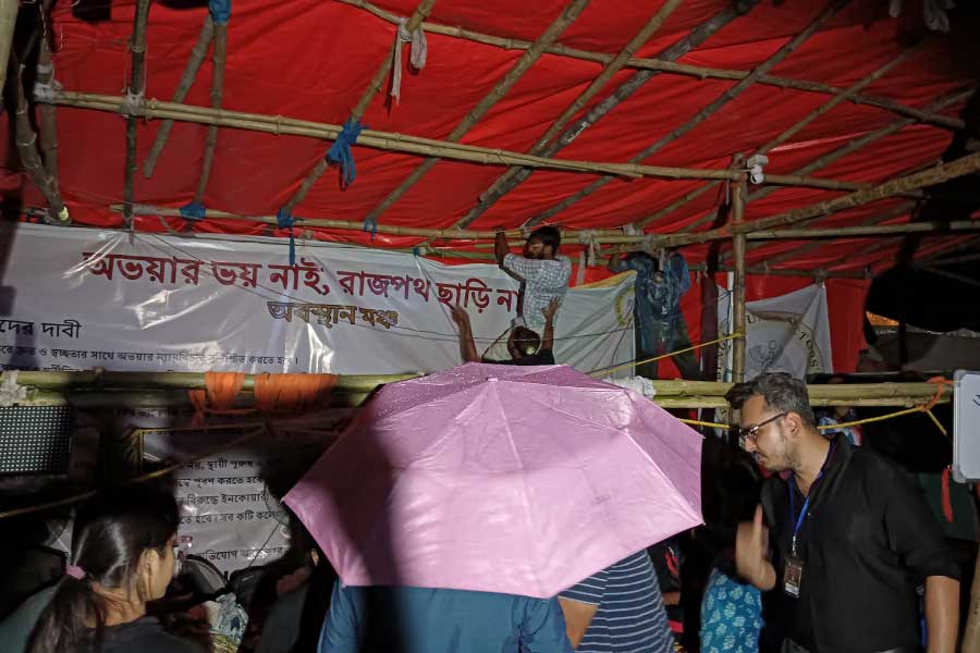 অনশনমঞ্চে ছাতা মাথায় জুনিয়র ডাক্তারেরা। বুধবার ধর্মতলায়।