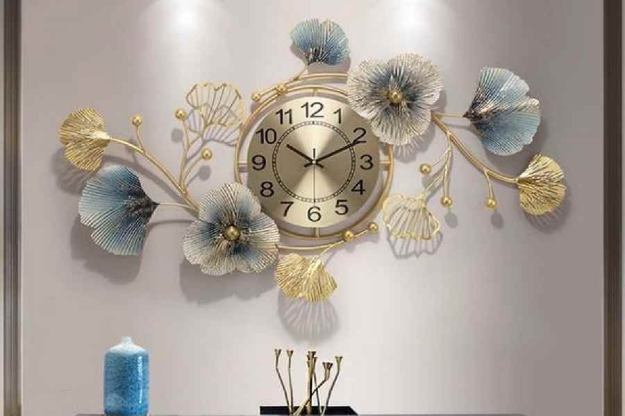 বড়সড় কোনও ঘড়ি দিয়েও সাজিয়ে তুলতে পারেন দেওয়াল।