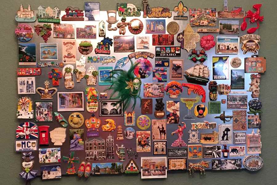 বেড়িয়ে আসার স্মারকগুলিও এ ভাবে সাজিয়ে রাখতে পারেন দেওয়ালে।