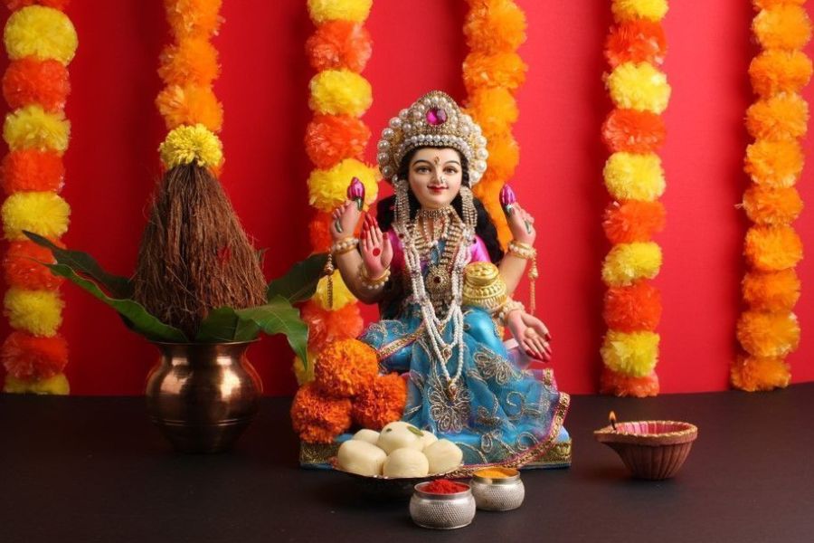 তাই কোজাগরী পূর্ণিমার রাতে দেবীকে সন্তুষ্ট করতে ব্যস্ত হয়ে পড়েন সকল গৃহস্থ। 