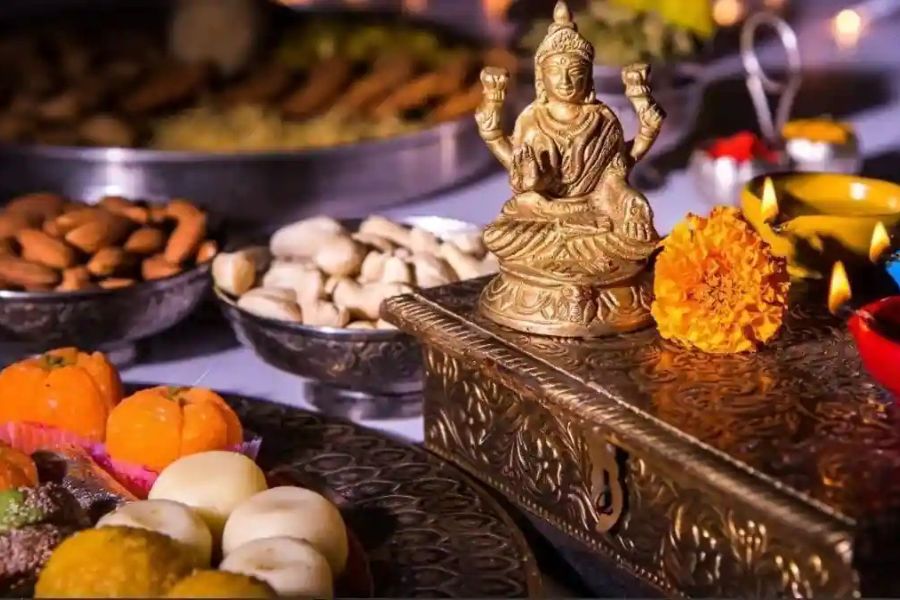 কথা হচ্ছে ‘লক্ষ্মী বিলাস’-এর। মনে করা হয়, মা লক্ষ্মীকে তার পছন্দ মতো এই ভোগ দিলে তিনি খুশি হন। 