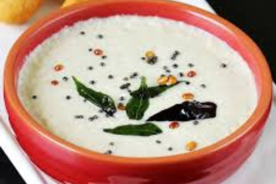 ইডলি বা ধোসার সঙ্গে খাওয়ার জন্য বানিয়ে ফেলতে পারেন নারকেলের চাটনি। 