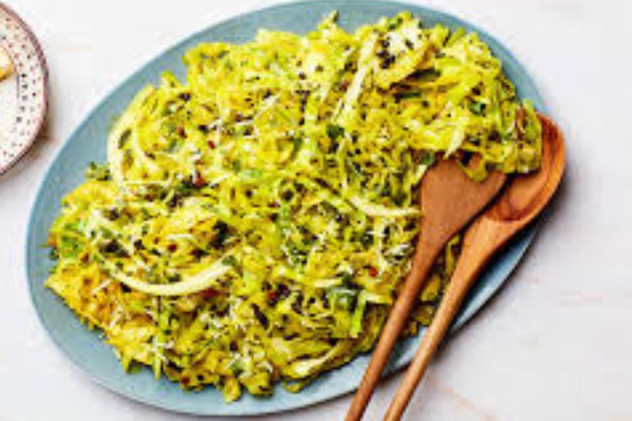 বাঁধাকপির সঙ্গে নারকেল মিশিয়ে সহজেই তৈরি করুন বাঁধাকপির ভাজি। নারকেল মেশানোর ফলে একটা হালকা মিষ্টি স্বাদ পাওয়া যায়, যা খেতে একদম অন্য রকম লাগে। 