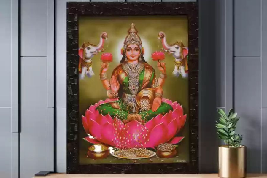 দেবীর ছবি উত্তর বা পশ্চিম দিকে রাখার নিয়ম রয়েছে। 