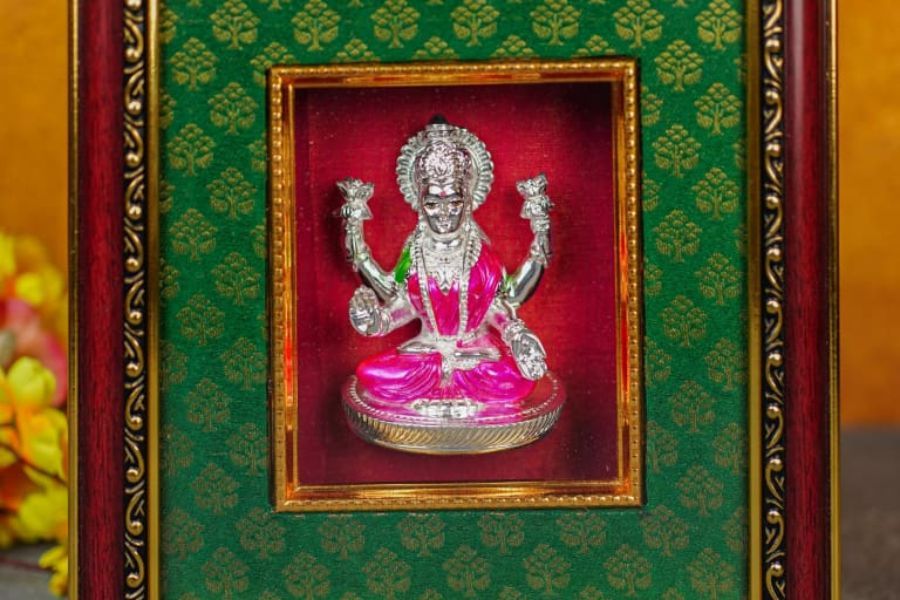 যদি বাড়িতে নির্দিষ্ট কোনও ঠাকুরঘর না থাকে, তবে দেবীর ছবি বসার ঘরের দেওয়ালে অথবা পরিষ্কার কোনও জায়গায় বসানো যেতে পারে। 