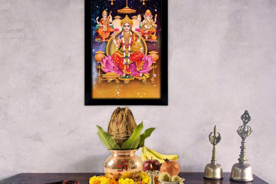 কখনওই মা লক্ষ্মীর ছবি অথবা মূর্তি শৌচাগারের কাছে রাখবেন না। 