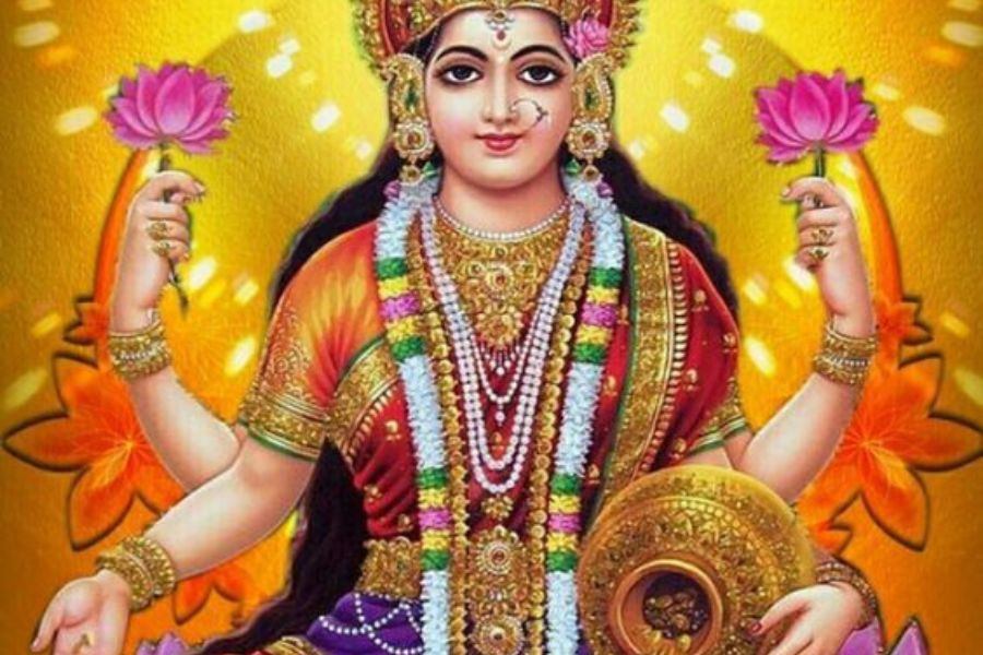 যে ছবিতে লক্ষ্মী আশীর্বাদের ভঙ্গিতে বসে, সেই ছবি ঘরে রাখা শুভ। 