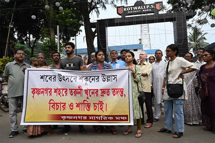 বিচার চেয়ে থানার গেটে বিক্ষোভ। নদিয়ার কৃষ্ণনগরে।