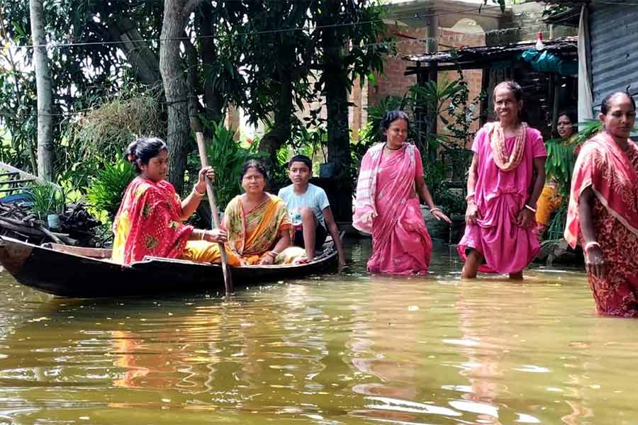 প্রতি বছর এ ভাবেই প্লাবিত হয় গাইঘাটা ব্লকের বিস্তীর্ণ এলাকা।