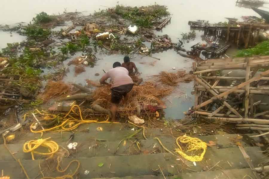 শ্রীরামপুর পুরসভার কুমোরপাড়া ঘাটে এভাবে কাঠামোর খড় ফেলে দেওয়া হচ্ছে গঙ্গায়।