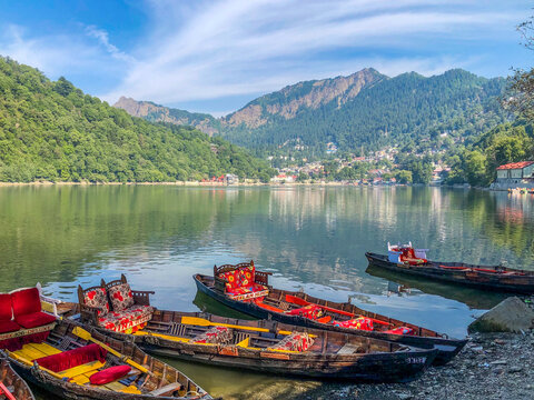 নৈনিতাল, উত্তরাখণ্ড: উত্তরাখণ্ডের কেন্দ্রবিন্দুতে এই শৈলশহরটি  তার মনোরম হ্রদ ও চারপাশ ঘিরে থাকা সবুজে মোড়া পর্বতমালার জন্য বিখ্যাত। শরৎকালের নৈনিতালের রূপ যেন তুলির টানে আঁকা। পাহাড়ের সবুজ তখন রং বদলে সোনালি। সে ছায়া এসে পড়ে নৈনিতাল লেকে। সে দৃশ্য ভোলার নয়! 
