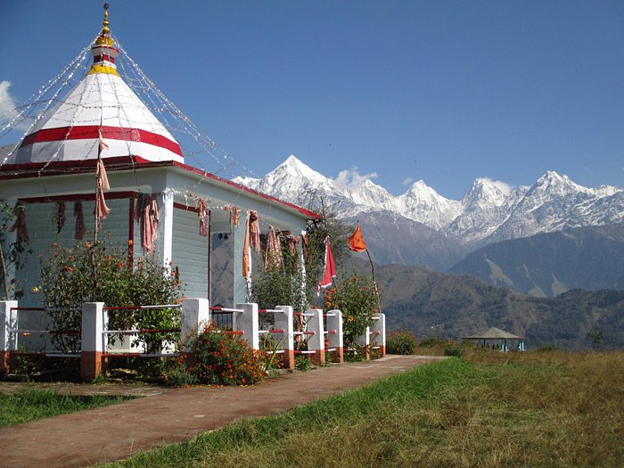 মুন্সিয়ারি, উত্তরাখণ্ড: উত্তরখণ্ডের এই পাহাড়ি এলাকার সবুজ বন, এলোমেলো শীতল বাতাস এবং নদীর-মিলন স্থলের স্নিগ্ধতা সারা বছর পর্যটকদের মুগ্ধতা কুড়োয়। শরতে পঞ্চচুলি শিখরে জমে থাকা বরফ আর বিকেলের সূর্যাস্ত অপরূপ এক দৃশ্য তৈরি করে। 