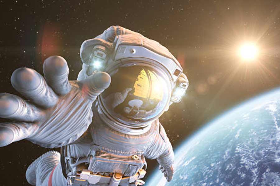 Astronauts salary structure in space agencies like NASA and Roscosmos 