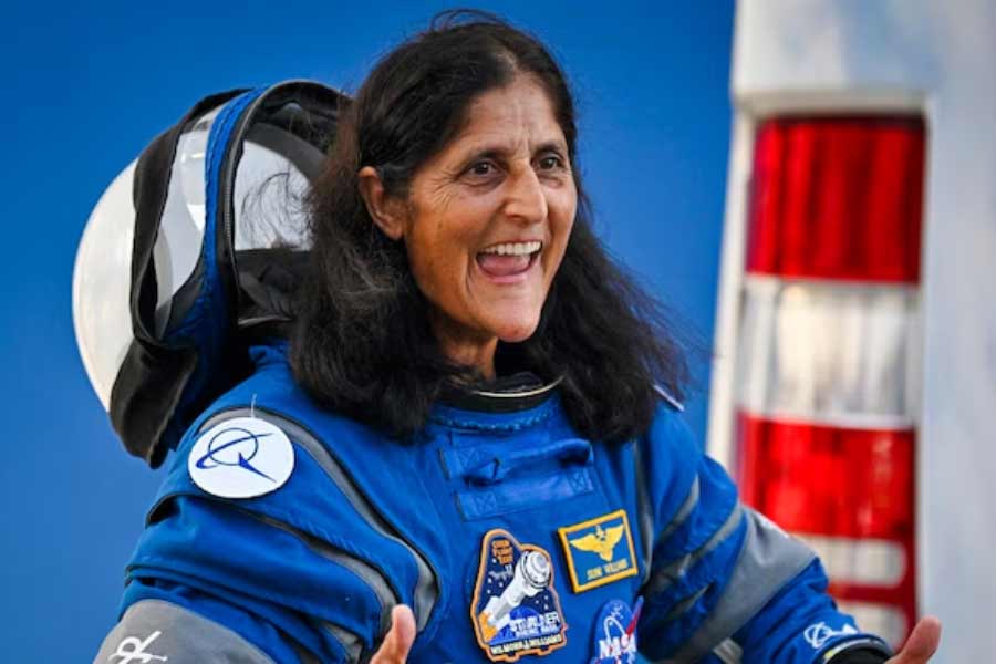 Astronauts salary structure in space agencies like NASA and Roscosmos 