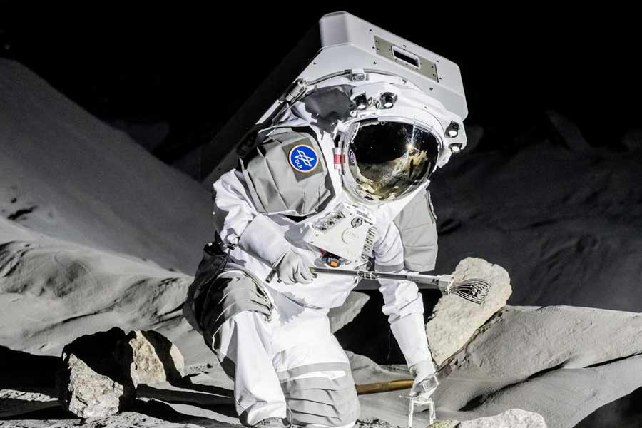 Astronauts salary structure in space agencies like NASA and Roscosmos 