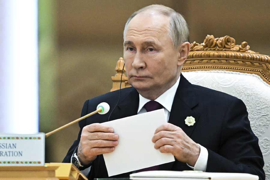 Astronauts salary structure in space agencies like NASA and Roscosmos 