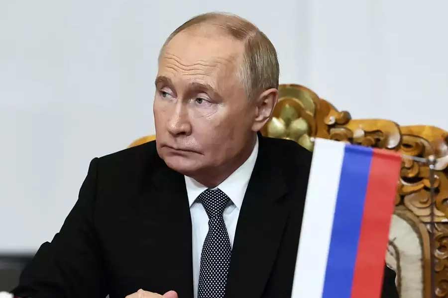 Astronauts salary structure in space agencies like NASA and Roscosmos 