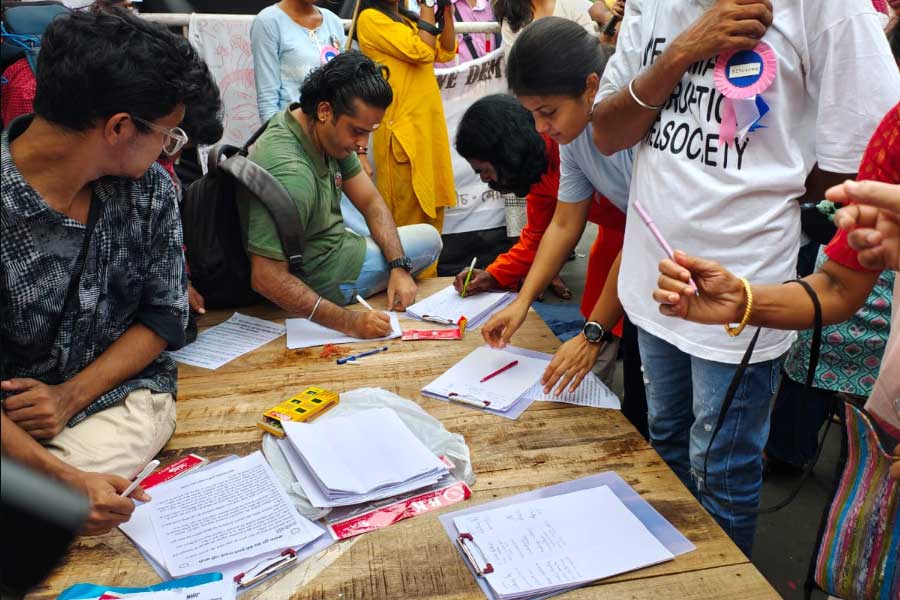 জুনিয়র ডাক্তারদের গণস্বাক্ষর সংগ্রহ অভিযান। বৃহস্পতিবার দুপুরে ধর্মতলায়।