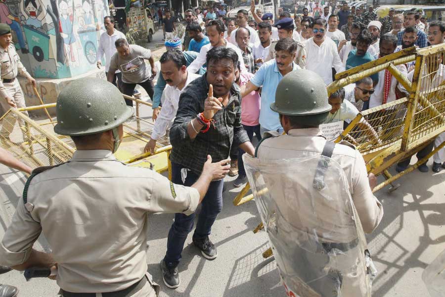 পুলিশকে ঘিরে চলছে স্থানীয়দের বিক্ষোভ।