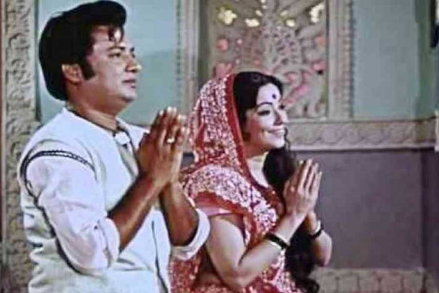 Movie theatres turned into temples, people distributed prasads when Jai Santoshi Maa film was over