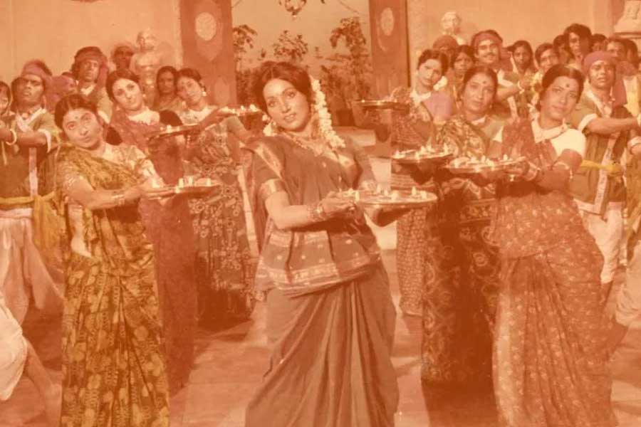 Movie theatres turned into temples, people distributed prasads when Jai Santoshi Maa film was over