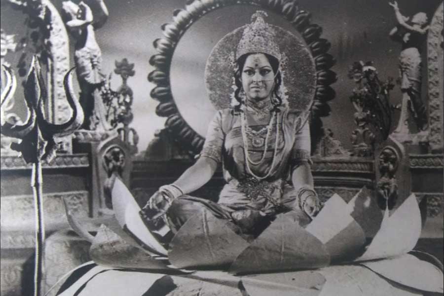 Movie theatres turned into temples, people distributed prasads when Jai Santoshi Maa film was over