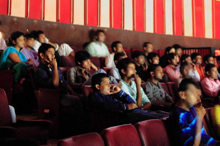 Movie theatres turned into temples, people distributed prasads when Jai Santoshi Maa film was over