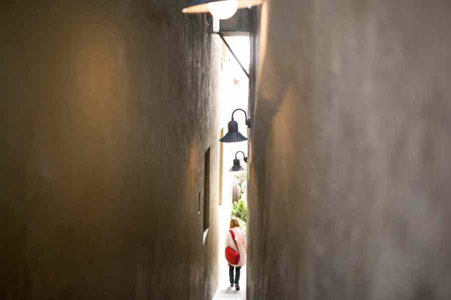 পৃথিবী যেন এক বিস্ময়ের মেলা। রহস্যের পসরা নিয়ে বসেছে এই মহাবিশ্ব। তারই মধ্যে আশ্চর্য এক জায়গার সন্ধান পাওয়া গিয়েছে সদ্য। গোটা নেটমাধ্যম তোলপাড় করে দিয়েছে সেই তথ্য। কারণ এ নাকি বিশ্বের সংকীর্ণতম রাস্তা!