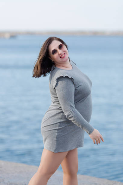 ড্রেসের দৈর্ঘ্য লম্বা হোক বা খাটো, ঠিক মতো মানিয়ে গেলেই আপনি শো স্টপার! সঙ্গে থাক ঢিলেঢালা একটা জ্যাকেট আর পায়ে স্নিকার্স। ব্যস, সাজ সম্পূর্ণ। 