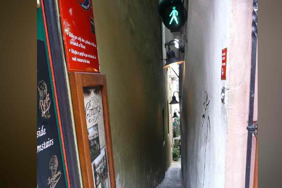 কেউ সিগন্যাল না মানলে আটকে যাবে মাঝপথে। ফিরে আসাও কঠিন হবে। জনগণের সুবিধার্থেই এই সঙ্কেত বসানো হয়েছে বলে জানা গিয়েছে।