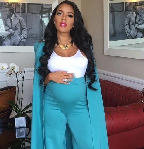 মেটারনিটি জিনসে যদি সমস্যা হয়, তা হলে পরিবর্তে পরতে পারেন প্লাজো। উপরে টি-শার্ট আর সঙ্গে একটি অ্যাঙ্কল লেংথ শ্রাগ। এ বার স্নিকার্স পরলেই আপনি তৈরি!